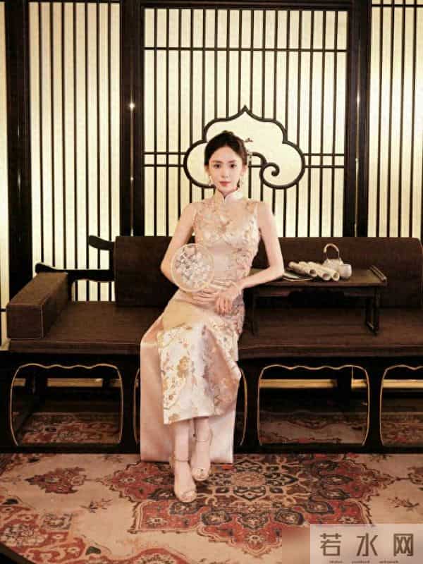 古力娜扎和戚薇穿搭新中式旗袍，一个典雅知性，一个优雅时尚