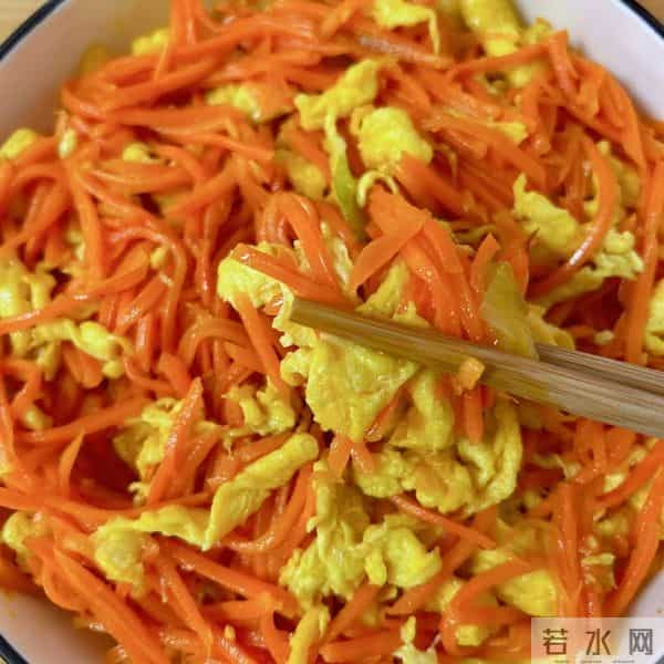 冬天裤脚全是白屑？别慌！身体乳+食疗双管齐下，皮肤嫩到掐出水