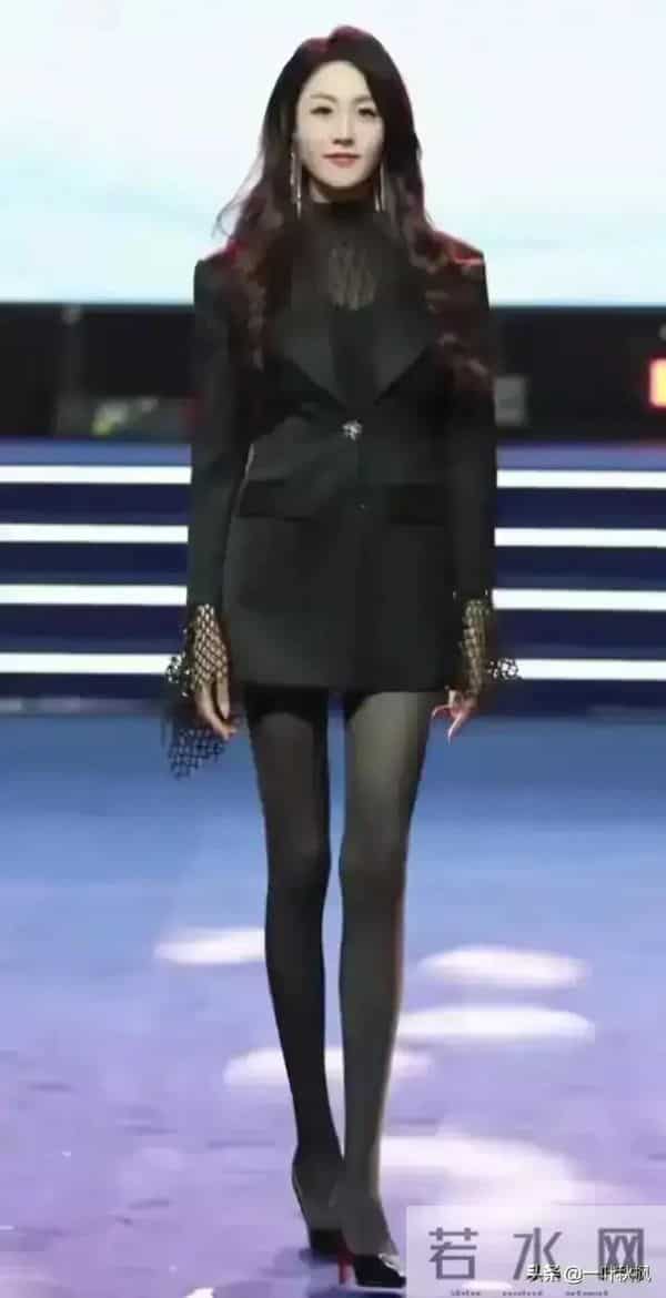 评委比模特都要漂亮，身材简直是天花板，身材高挑，气质优雅迷人