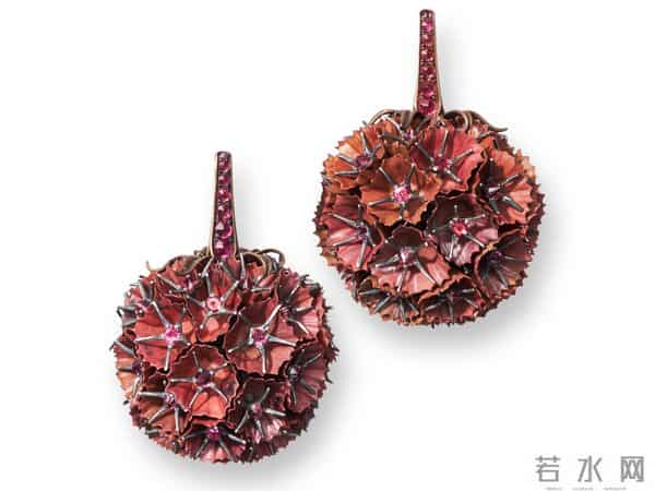 『珠宝』Hemmerle 推出 Scabiosa Stellata 铜制耳环：星芒松虫草