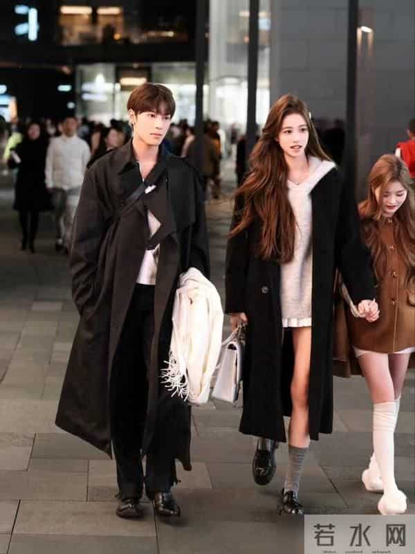 成都街拍太辣了，入冬后还在“秀身材”，又酷又美真惹眼！