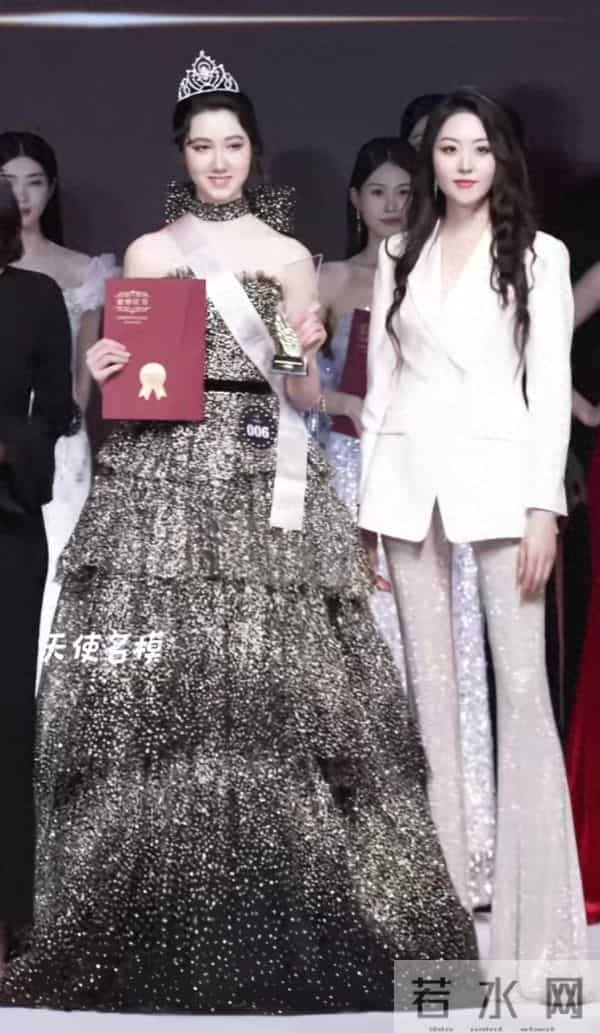 颁奖的比中奖的更美，徐敏也是风韵犹存的，身材一点不比超模差