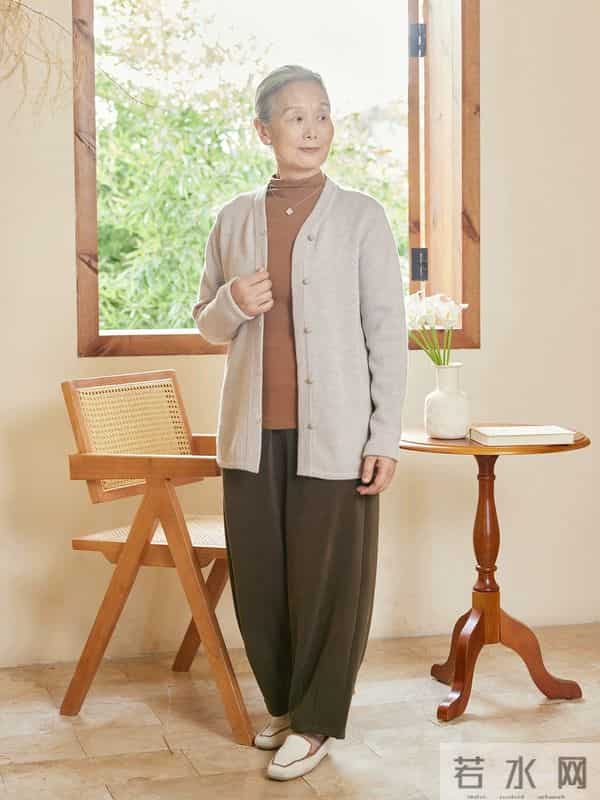 这才是60+女人的打扮，不浮夸不装嫩，以简约的装扮穿出优雅气质
