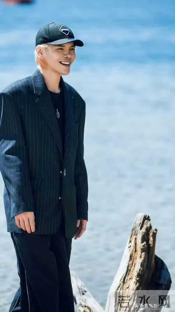 向佐风格大变，终于丢掉女装大佬的造型了！