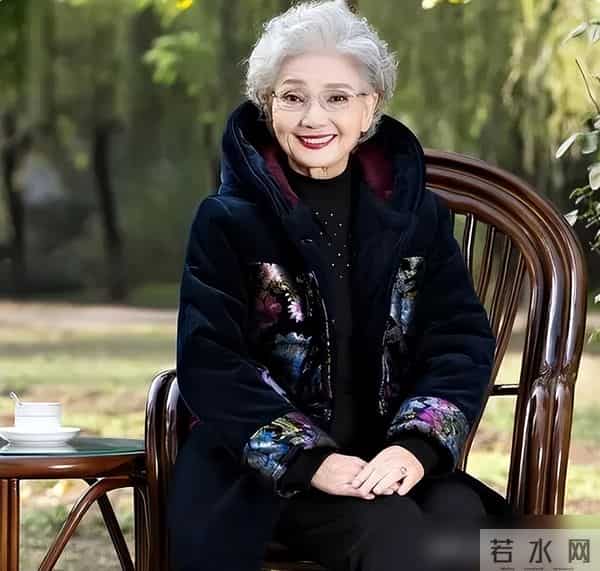 立冬后才发现：今年不流行羽绒服了，满大街都在穿“奶奶棉衣”