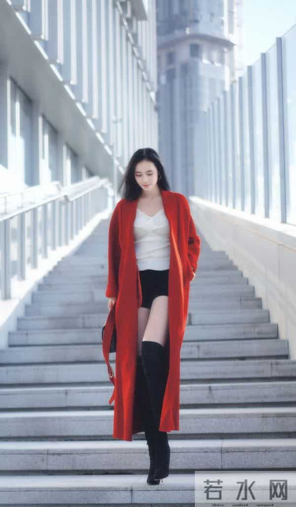 「明艳松弛辣妹风」把高饱和红的气场和露腿的轻性感揉得又艳又飒