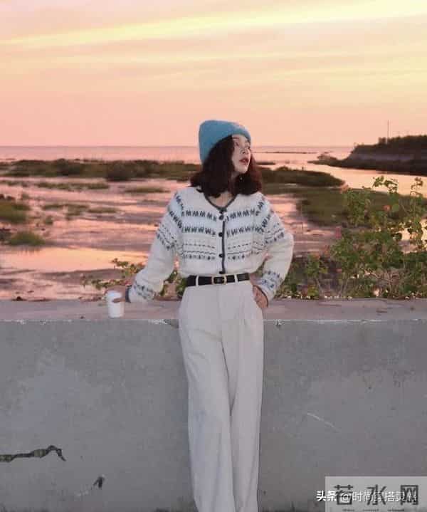 30年前的流行的毛衣又流行回来了,这样穿时髦复古!