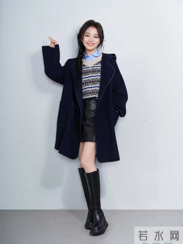 针织衫+皮裙+厚底靴，叠穿的小心机是暖甜又带飒