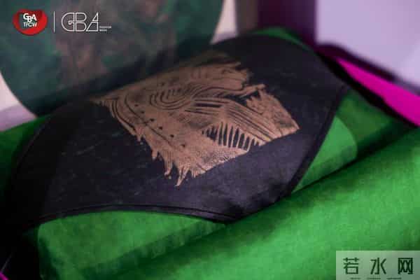 大湾区科技时尚文化周莨荘香云纱以“五行幻境”开启国际时尚对话