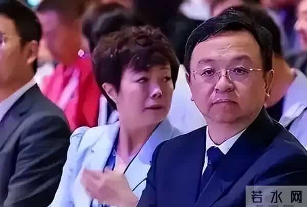 王传福女儿打入巴黎名媛圈，学霸模板长相可人，一抹红裙放光彩