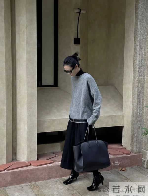 灰调松弛感｜廓形毛衣+黑裙，极简高级感秋冬通勤搭