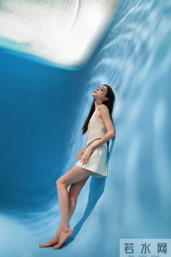 杨紫轻熟风穿搭迎接立秋，不如古力娜扎格林系穿搭更显高级