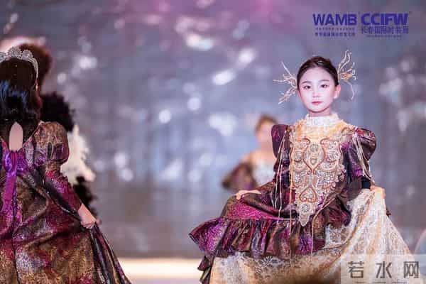 2025长春国际时装周 “落音”品牌年度首秀演绎冰雪风尚