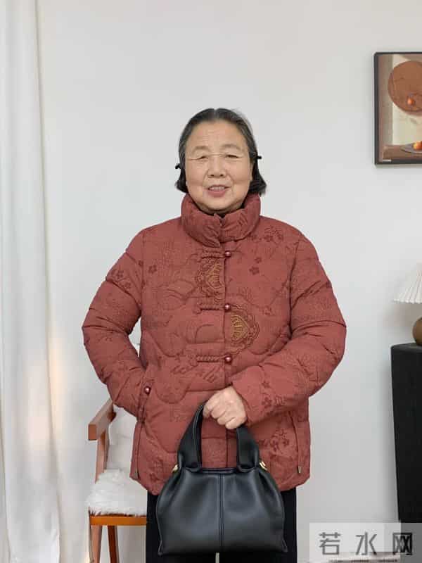 一口气给80岁奶奶买了四件棉服，奶奶让退掉三件，看看留哪件合适