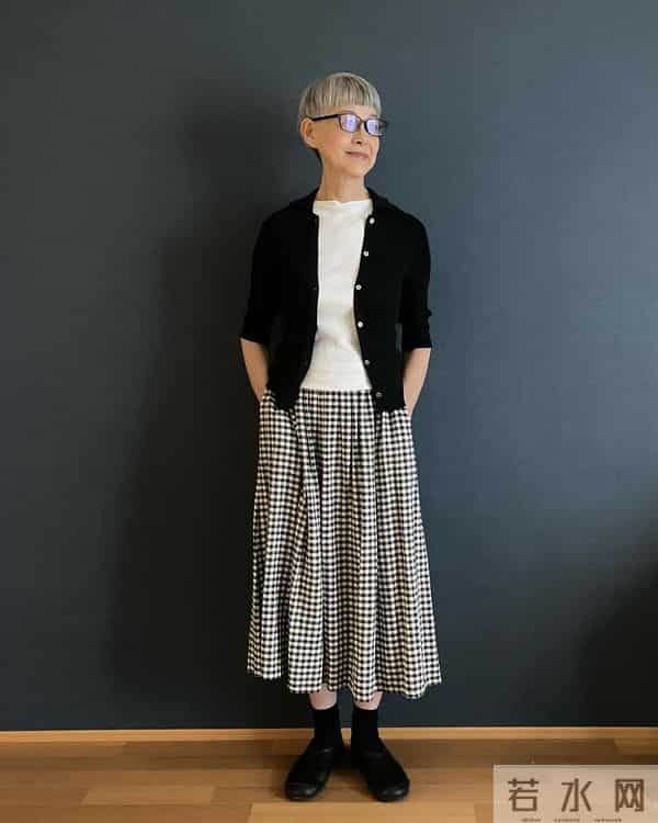 被这位60+白发奶奶惊艳到！长相不出众衣品却高级，美得优雅