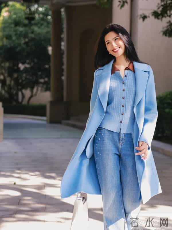 这是见过最好看的大衣搭配之一，简约大气，谁见都夸年轻