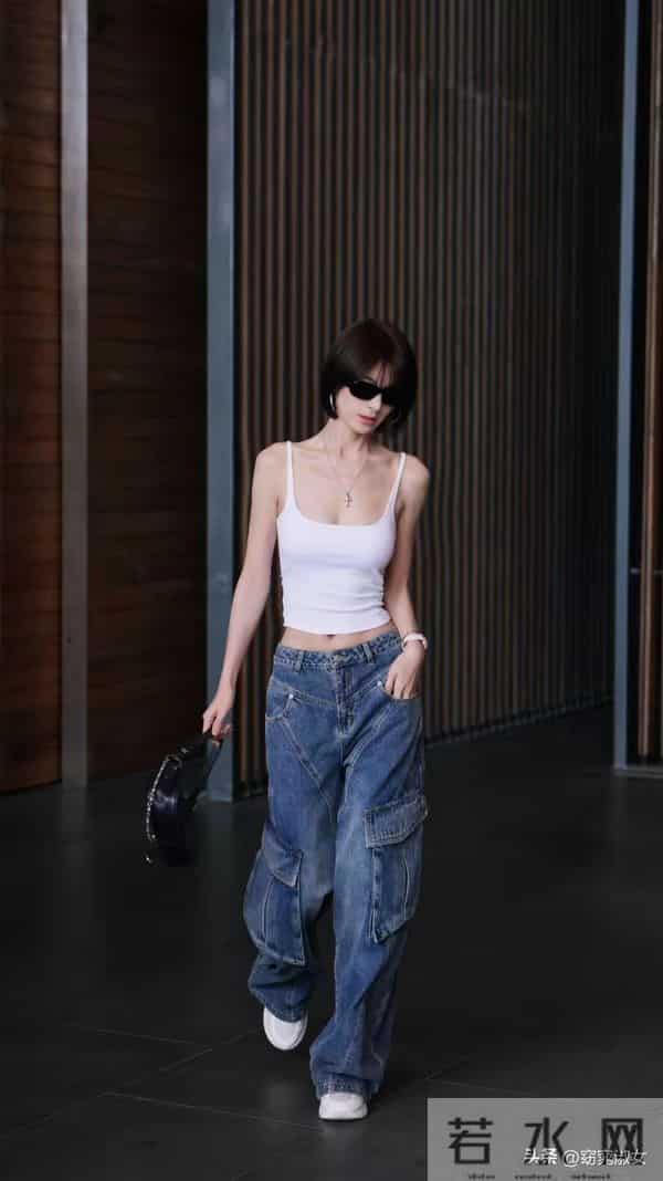蒋菲菲穿白色小吊带牛仔裤洋气时髦，姐姐的腰真是“夺命”的刀!