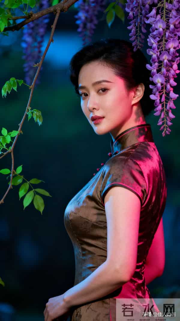 旗袍与藤花里的柔媚