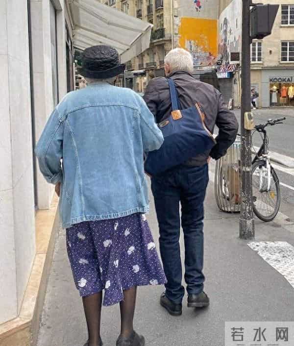 等我老了，绝不穿瑜伽裤、打底裤！学法国女人穿“丝袜”更洋气