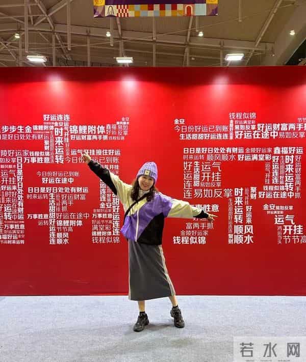 被64岁的南京李阿姨穿搭惊艳到了，撞色上衣+裙子，混搭显年轻