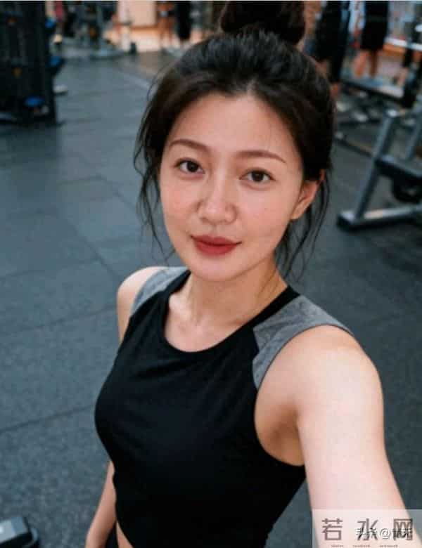 74年51岁不显老：瓶练脸+控糖，法令纹消了，比35岁时还轻盈