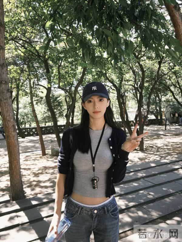 最喜欢这种“高冷”风穿搭，藏蓝色开衫+牛仔裤，给人以想象空间