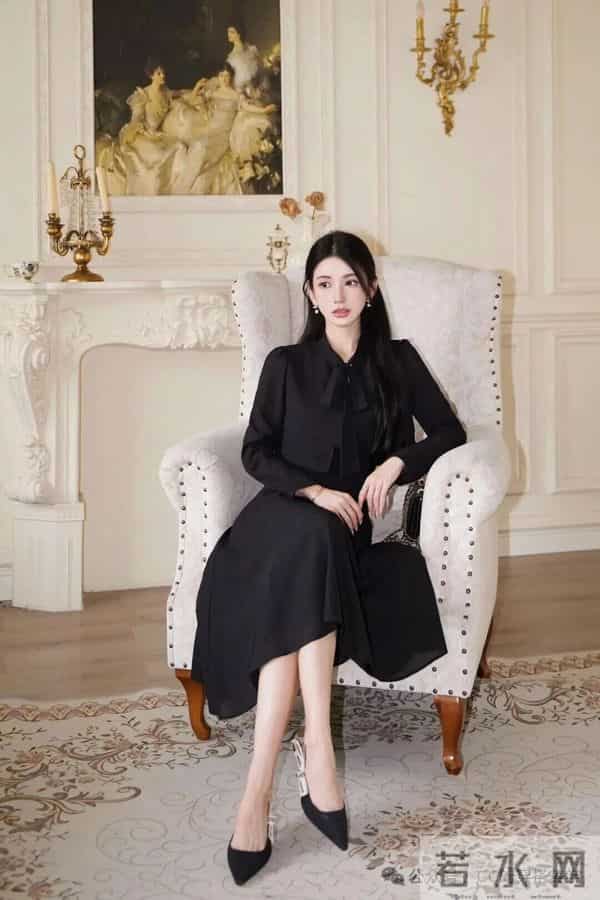 黑色连衣裙尽显浪漫跟优雅~