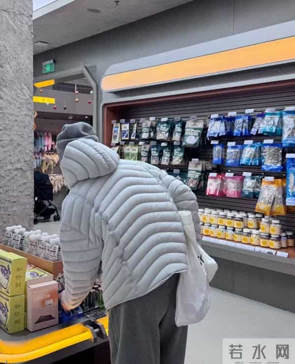 河南遇上最热11月，羽绒服卖不动？银基老板：“排骨款”成顶流，期待寒潮到来