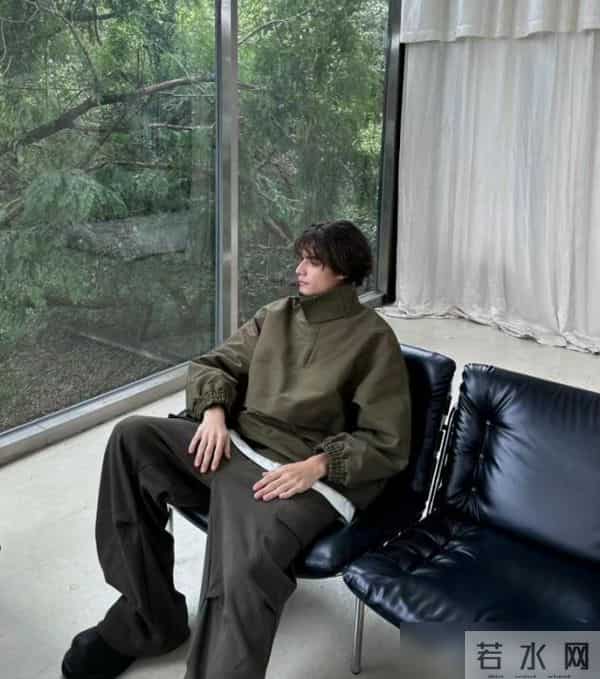 建议男人，今冬别穿羽绒服！换成“冲锋衣+工装裤”，又帅又年轻