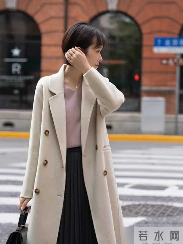 入冬后多穿基础款衣服，大衣、针织衫、半身裙，轻松提升你的气质