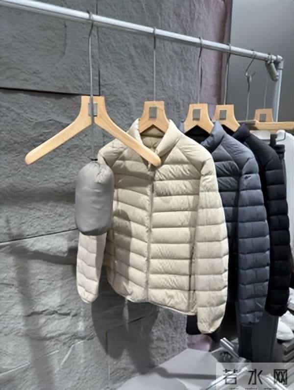 排骨羽绒服卖爆了！中产焦虑和国货“质价比”陷阱被戳穿？
