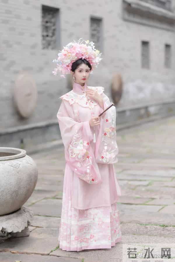 救命！这才是中式浪漫吧！粉纱配老院，美到心巴上