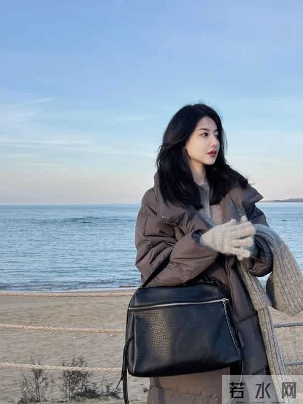 “灰色长款羽绒服+阔腿裤”，时尚又保暖，再冷都不怕！