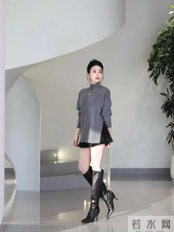 颜值穿搭：“灰色毛衣+百褶裙+长靴”