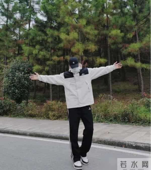 建议男人，今冬别穿羽绒服！换成“冲锋衣+工装裤”，又帅又年轻