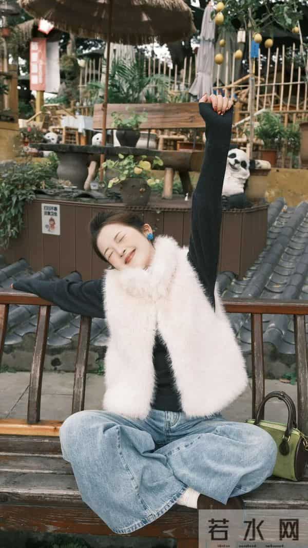 马甲+阔腿裤+红墙绝配～