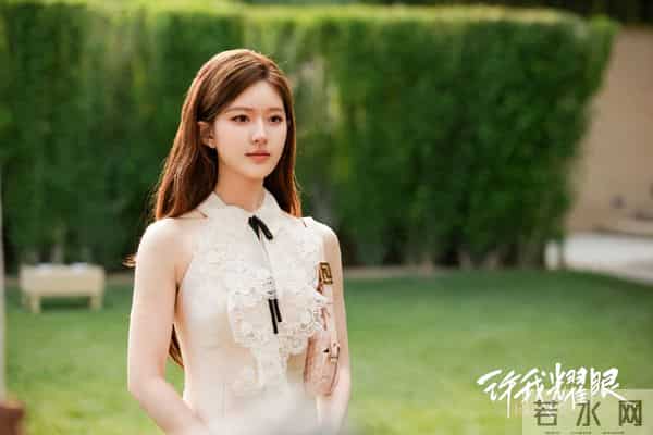 从职场到度假，赵露思四款穿搭展现时尚多样性！