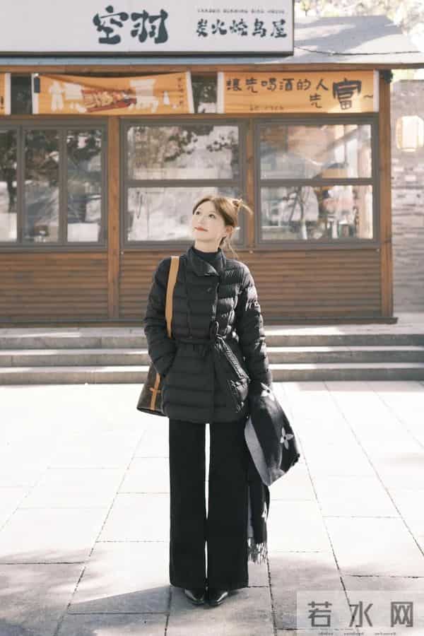 “收腰黑羽绒+垂感阔腿裤”，秋冬这么穿，利落又显贵~
