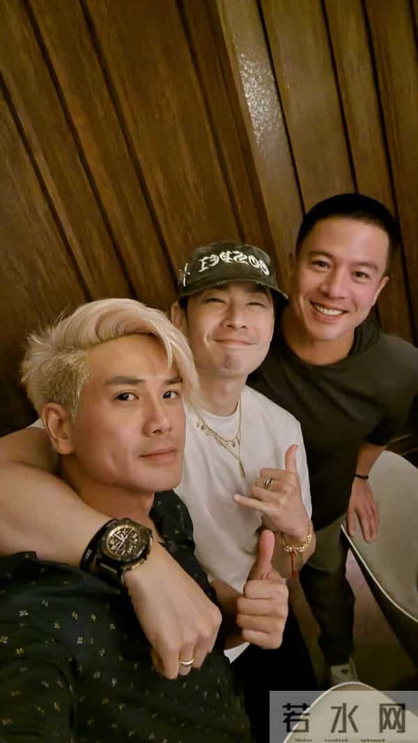 47岁吴建豪“瘦太狠”，穿吊带背心出门真抗冻，胡子拉碴像老头！