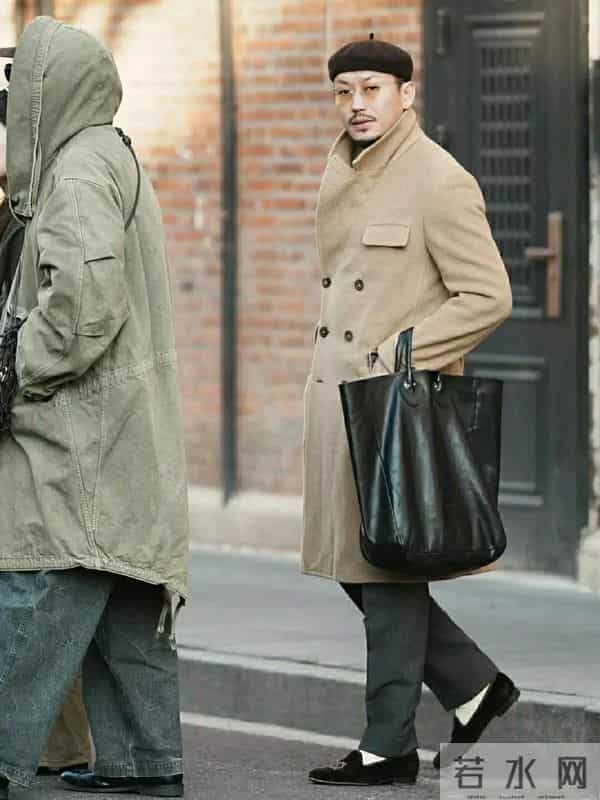 男人老了：可以不穿羽绒服、冲锋衣，但这3种外套不能少！特洋气
