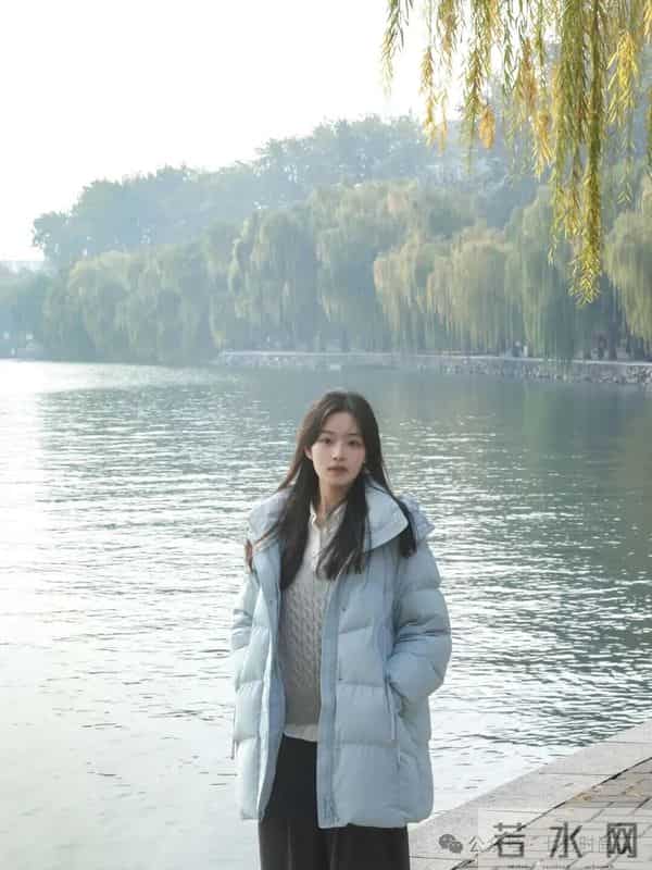 湖蓝羽绒服+阔腿裤，冬日文艺叠穿