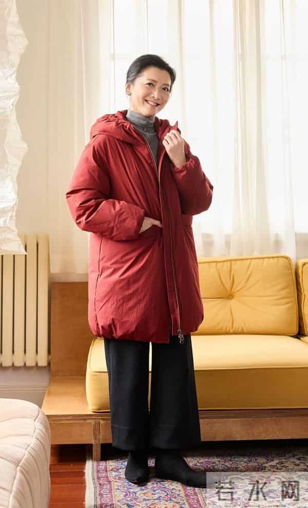 这才是60+女人的打扮，不浮夸不装嫩，以简约的装扮穿出优雅气质