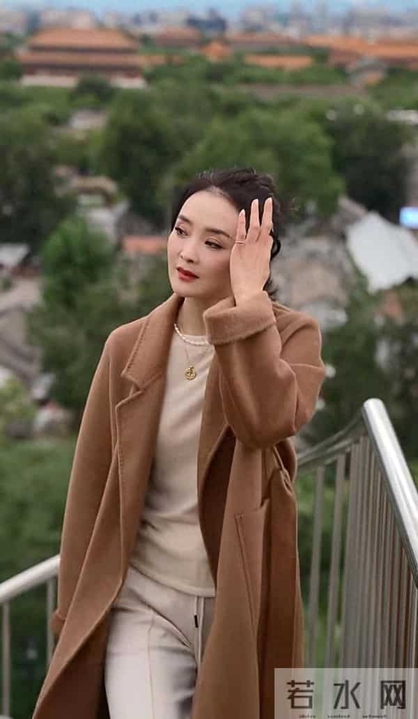 51岁王艳穿毛呢外套配阔腿裤，31岁青春模样让人羡慕