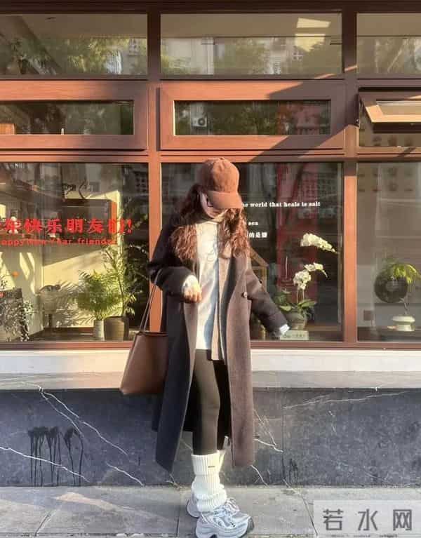 再次强调，穿大衣一定要避免小脚裤、运动鞋，太土！这么搭更洋气