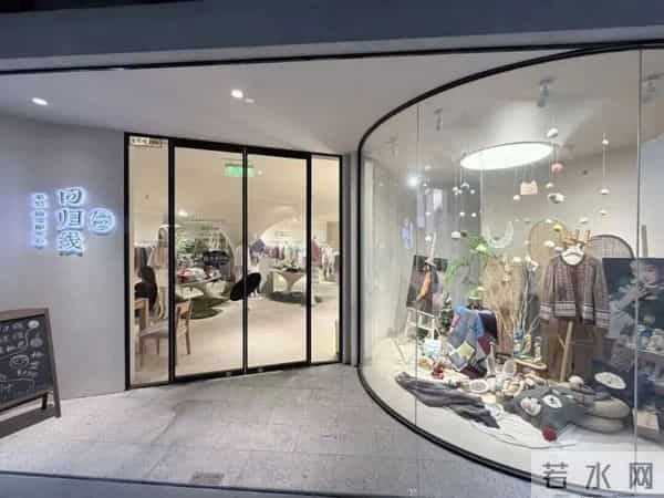 虹口小店太会了！LABUBU 穿冬装 + 苹果同款，体验型消费玩出新花样～