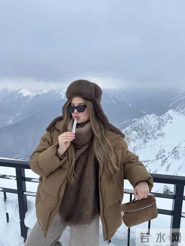 羽绒服内搭优选这几类最合适！简单方便又耐看，室内室外都洋气