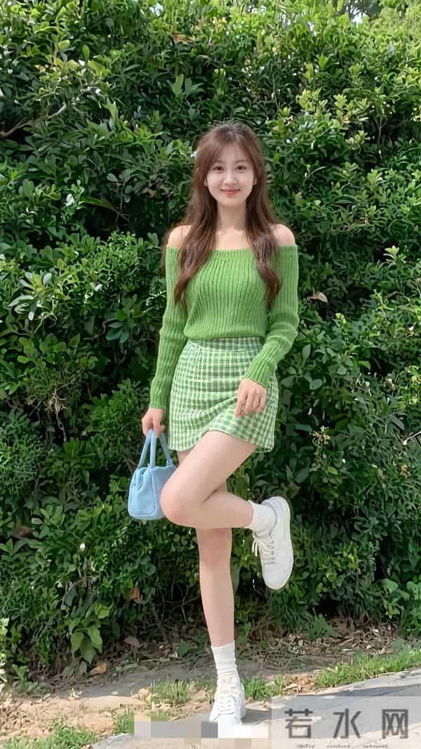 夏日“氧气感”穿搭火了！这件绿色露肩衫+格纹裙，把清新焊在身