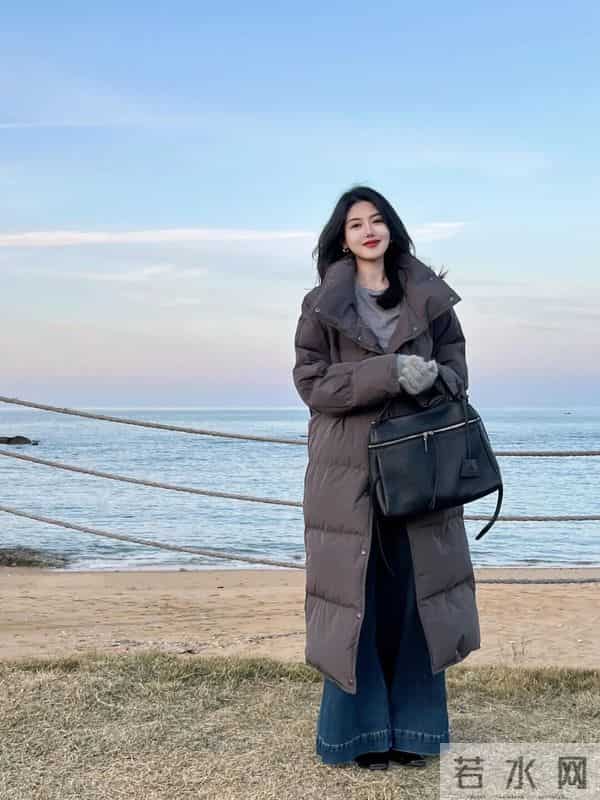 “灰色长款羽绒服+阔腿裤”，时尚又保暖，再冷都不怕！