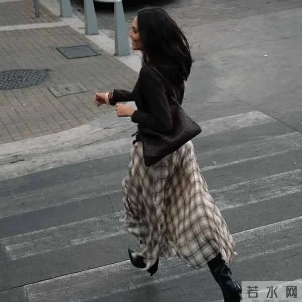 冬天“长裙＋靴子”太好看，这样穿显瘦又时髦