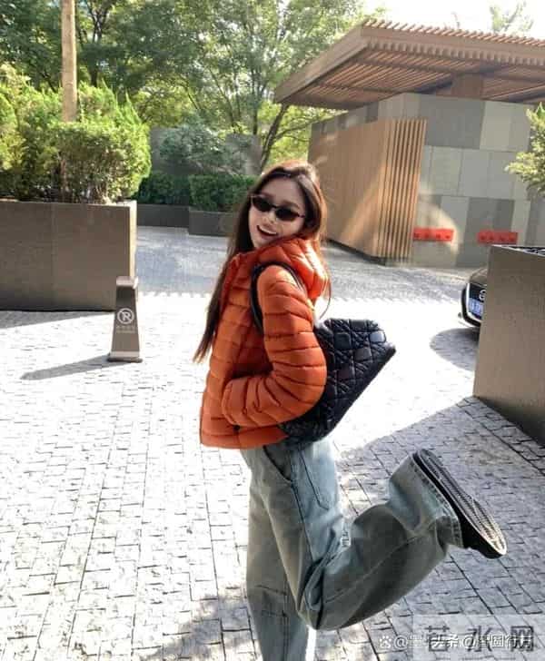 标题：“排骨羽绒服”成冬季爆款。